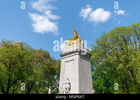 Der historischen golden Maine monument Statue in Colombus Kreis am südlichen Eingang des Central Park in New York City Manhattan entfernt. Stockfoto