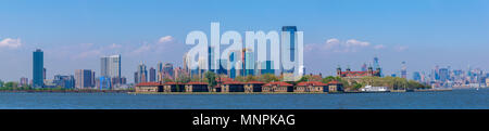 Schöne Ellis Island mit Jersey City Skyline im Hintergrund von Liberty Island, NEW YORK Stockfoto