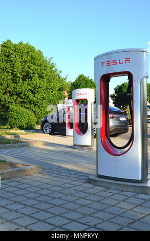 Ellwangen, Deutschland - 10. Mai 2018: Tesla Kompressor Stationen (480-Volt-DC-schnell-Ladestationen) und Tesla Auto im Hintergrund. Stockfoto