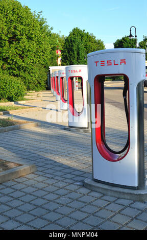 Ellwangen, Deutschland - 10. Mai 2018: Tesla Kompressor Stationen (480-Volt-DC-schnell-Ladestationen) in Ellwangen. Stockfoto