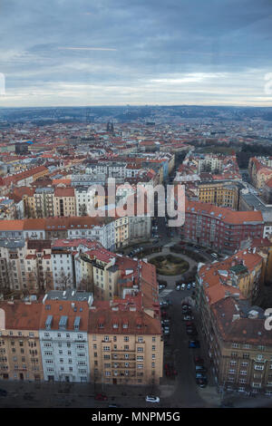 Skyview auf die Straßen und Häuser von Zizkov, Prag, Tschechische Republik aus einem TV-Turm. Bewölkt morgen. Stockfoto