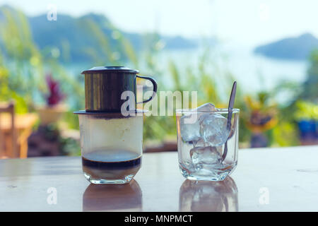 Traditionelle Vietnam Kaffee mit Landschaft der Halong Bucht im Hintergrund Stockfoto