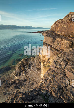 Anzeigen von erodierten Kalksteinfelsen über Menai Strait und Snowdonia Hügel im Hintergrund. Anglesey, North Wales, UK Stockfoto