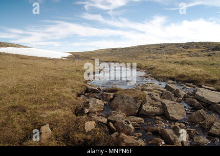 Einen malerischen Blick auf die knivskjelodden Trail in der Nähe von Nordkap, Norwegen. Knivskjelodden ist der nördlichste Teil von Europa und kann nur zu Fuß erreicht werden. Stockfoto