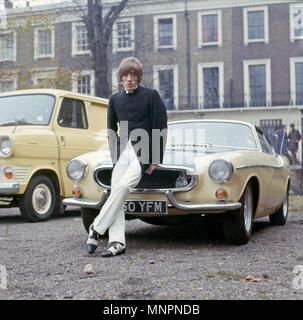 ROGER DALTREY von der WHO mit seinem Volvo P1800 Coupé am 12. November 1966 im Hauptquartier des Duke of York in Chelsea, London. Die Gruppe drehte einen Kurzfilm für das deutsche Fernsehen. Foto: Tony Gale Stockfoto