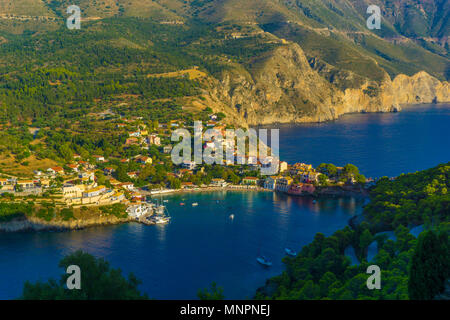 Panoramablick auf die Bucht von Assos Dorf in Kefalonia, Griechenland Stockfoto