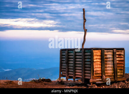 Ein rostiger Box am Rande eines Berges Stockfoto