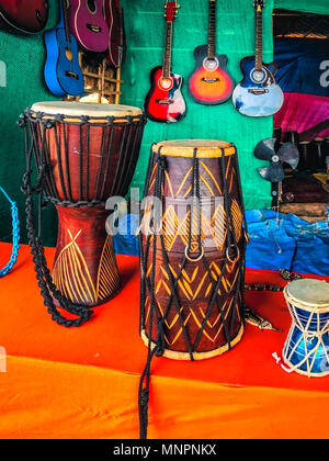 Musikinstrumente in einem Geschäft in der Nähe von dem Strand in Goa. Stockfoto