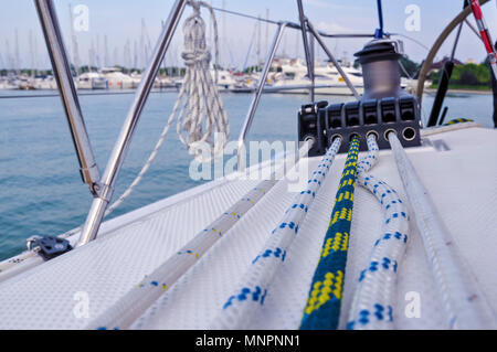 Segelboot detaillierte Teile. Hautnah auf Winde und Seil Yacht über blaue Meer. Yachting-Konzept. Geringe Schärfentiefe Stockfoto