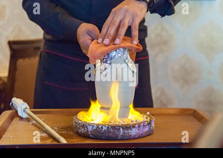 Kochen in einem Topf auf der Straße. Traditionelles türkisches Gericht. Türkische Küche Kebab in einem Topf Stockfoto