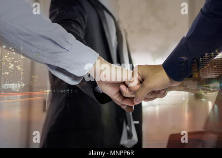 Gruppe von Menschen punch in Büro, Teamarbeit Konzept, Mixed Media Stockfoto