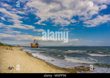 Die berühmten, alten und rostigen Schiffswrack Agios Dimitrios in Gythio des Peloponnes in Griechenland Stockfoto