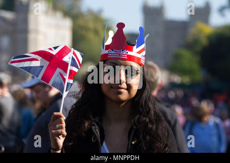 Windsor, Großbritannien. 19 Mai, 2018. Zuschauer bereiten Sie sich auf die Hochzeit Prozession von Prinz Harry und Meghan Markle. Quelle: Michael Candelori/Pacific Press/Alamy leben Nachrichten Stockfoto