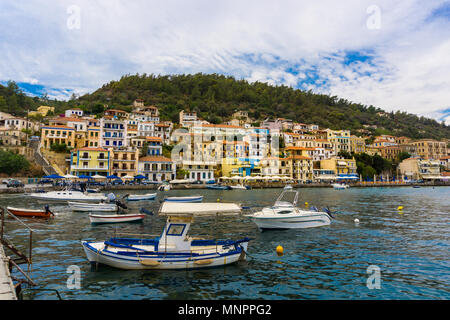 Malerische Aussicht auf die Stadt und den Hafen von Gythio in Peloponnes Griechenland Stockfoto