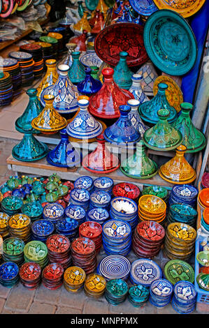 Eine Anzeige der traditioal eingerichtete Töpferei im Souk der Wochenmarkt am Djemaa El Fnaa in der Medina, der Altstadt im Zentrum von Marrakesch in Marokko. Stockfoto