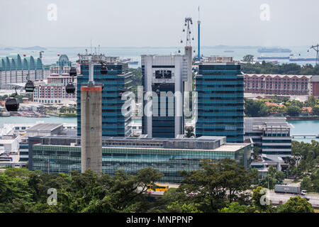 Blick auf die Seilbahnen für Besucher, die nach Sentosa überqueren. Harbour Front Tower und Keppel Bay Tower im Vordergrund. Singapur. Stockfoto