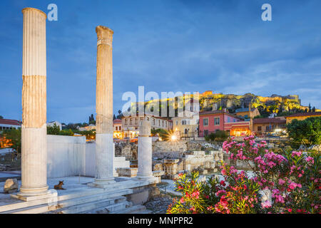 Bleibt der Hadrian's Bibliothek und die Akropolis in der Altstadt von Athen, Griechenland. Stockfoto