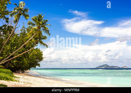 Idyllischen Sandstrand und dem türkisblauen Indischen Ozean auf den Seychellen Stockfoto