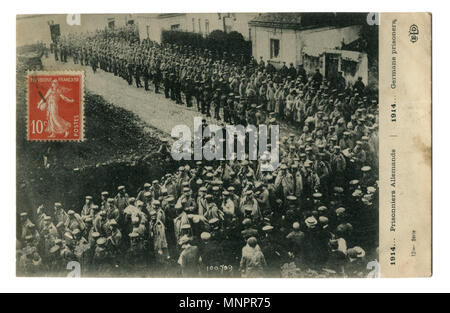 Alte französische photo-Postkarte mit Briefmarke: eine Spalte von deutschen Kriegsgefangenen auf den Straßen der Stadt. Der erste Weltkrieg 1914-1918, Frankreich. Stockfoto