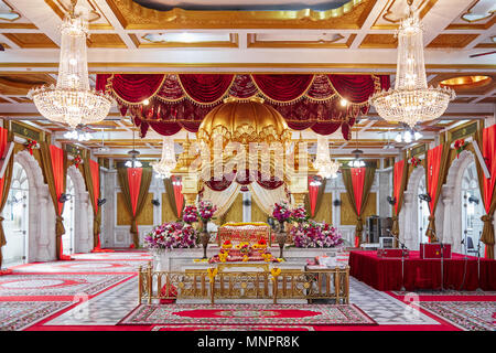 Gudwara Sri Guru singen Saba ist die schöne Sikh Tempel in Bangkok, Thailand, der Altar mit goldener Farbe und rotem Samt Dekoration, der Ort der Höhendifferenz angeordnet Stockfoto