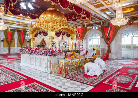 Gudwara Sri Guru singen Saba ist die schöne Sikh Tempel in Bangkok, Thailand, der Altar mit goldener Farbe und rotem Samt Dekoration, der Ort der Höhendifferenz angeordnet Stockfoto