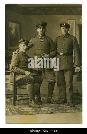 Alte deutsche Foto: Gruppe Portrait von Soldaten in Uniform, mit Band auf der Brust: die Verleihung des Eisernen Kreuzes zweiter Klasse. Der erste Weltkrieg 1914-1918 Stockfoto