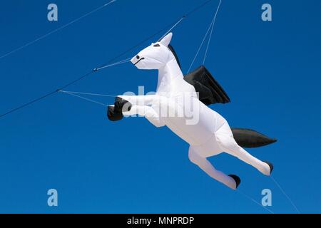 Mai 26, 2013 - Wildwood, NJ, USA: Eine aufblasbare Pegasus Show - Drachen schwebt in den Himmel beim Wildwoods International Kite Festival. Stockfoto