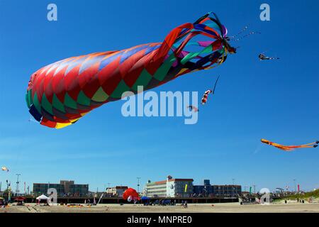 Mai 26, 2013 - Wildwood, NJ, USA: Eine riesige Anker Drachen fängt den Wind am WIldwoods International Kite Festival. Stockfoto