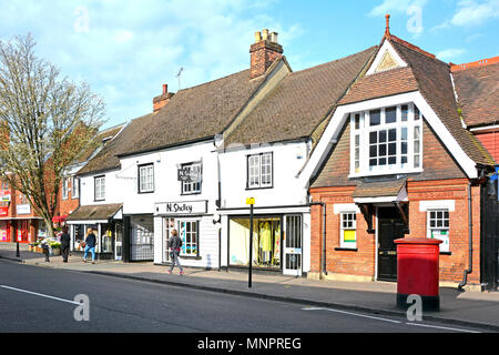 Billericay shopping High Street mit kleinen Retail Business Shop Frontscheibe & historisches Giebelseite Lesesaal Fassade von Essex England UK 1886 Stockfoto