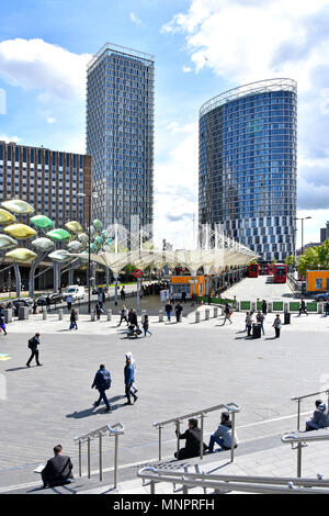 Urbane Landschaft moderne Wolkenkratzer Gebäude Entwicklung Stratford East London in der Nähe Bus & Bahn Station die Infrastruktur des öffentlichen Verkehrs England Großbritannien Stockfoto