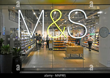 M & S M&S foodhall beleuchtetes Schild Schaufenster & Interieur der Marks und Spencer Foodhalle Westfield Shopping Centre Stratford East London England Großbritannien Stockfoto