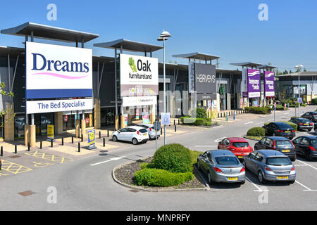 Dreams Bett Fachgeschäft & Schlafzimmer möbel Retail Business Store lokalen Wettbewerb & kostenloser Parkplatz Thurrock Lakeside Retail Park Essex England Großbritannien Stockfoto