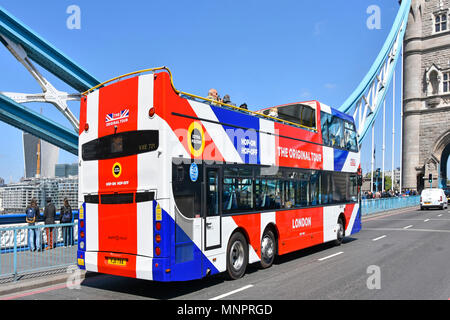 London street scene Touristen auf bunt rot weiß & blau Double Decker oben offene Stadt Tourismus sightseeing tour bus an der Tower Bridge London England Großbritannien Stockfoto