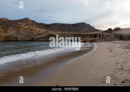 Die geschlossene Bucht bei Sonnenuntergang in Aguilas, Murcia, Spanien Stockfoto