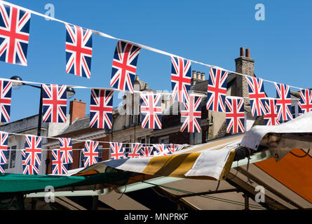 Isolierte Bild der Union Jack königliche Hochzeit bunting gesehen hängen in einem äußeren Markt während des Tages der königlichen Hochzeit. Stockfoto