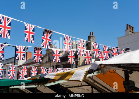 Isolierte Bild der Union Jack königliche Hochzeit bunting gesehen hängen in einem äußeren Markt während des Tages der königlichen Hochzeit. Stockfoto