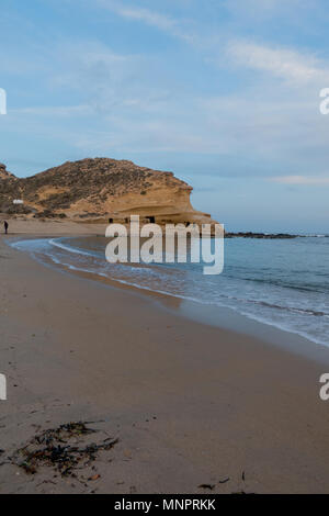 Die geschlossene Bucht bei Sonnenuntergang in Aguilas, Murcia, Spanien Stockfoto