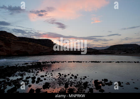 Die geschlossene Bucht bei Sonnenuntergang in Aguilas, Murcia, Spanien Stockfoto