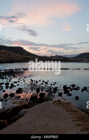 Die geschlossene Bucht bei Sonnenuntergang in Aguilas, Murcia, Spanien Stockfoto