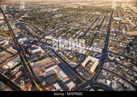 Luftaufnahme über Stadt-, Vorort Gemeinschaften von Las Vegas Nevada mit Straßen, Dächer und Wohnungen Stockfoto