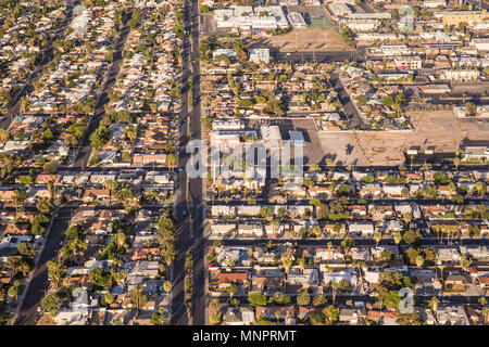 Luftaufnahme über Stadt-, Vorort Gemeinschaften von Las Vegas Nevada mit Straßen, Dächer und Wohnungen Stockfoto