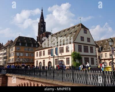 Die Menschen wandern vor dem Musée Historique de la Ville de Strasbourg mit Dom im Hintergrund, Straßburg, Frankreich Stockfoto