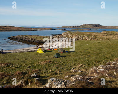 Wildes Campen an der Südküste von Ulva, Schottland, mit wenig Colonsay hinter Stockfoto