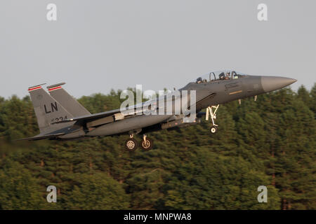 USAFE F-15E Strike Eagle von der 494th Fighter Squadron, Teil der 48th Fighter Wing Landung an der Einheiten home base an RAF Lakenheath. Stockfoto