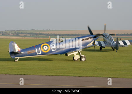 Die historische Flugzeuge Sammlungen Spitfire MkV in den Farben eines Malta basierten Flugzeuge vor der Merlins von Malta Flug zu den Inseln im Jahr 2005. Stockfoto