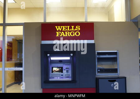 Ein Geldautomat an der Wells Fargo Bank Eingang. Stockfoto