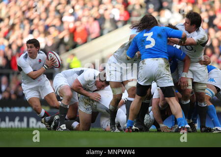 Ben Youngs von England Feeds die Kugel von der gebrochenen Scrum während des England gegen Italien RBS 6 Nations Championship internationalen Rugby 2011, bei Twickenham Stadion in London, England, UK gespielt Stockfoto