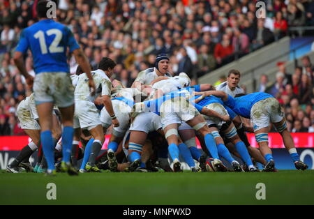 James Haskell von England sucht den Ball in der Scrum während des England gegen Italien RBS 6 Nations Championship internationalen Rugby 2011, bei Twickenham Stadion in London, England, UK gespielt Stockfoto