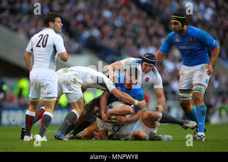 Nick ist Ostern zu Boden von Danny Pflege und James Haskell während des England gegen Italien RBS 6 Nations Championship internationalen Rugby 2011, bei Twickenham Stadion in London, England, UK gespielt unterstützt. Stockfoto