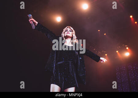 Torino, Italien. 19 Mai, 2018. Der italienische Sänger und Songwriter Emma (real Namen Benjie Marrone) live auf der Bühne im Pala Alpitour in Turin, für ihre "Essere Qui' Tour Konzert. Credit: Alessandro Bosio/Pacific Press/Alamy leben Nachrichten Stockfoto